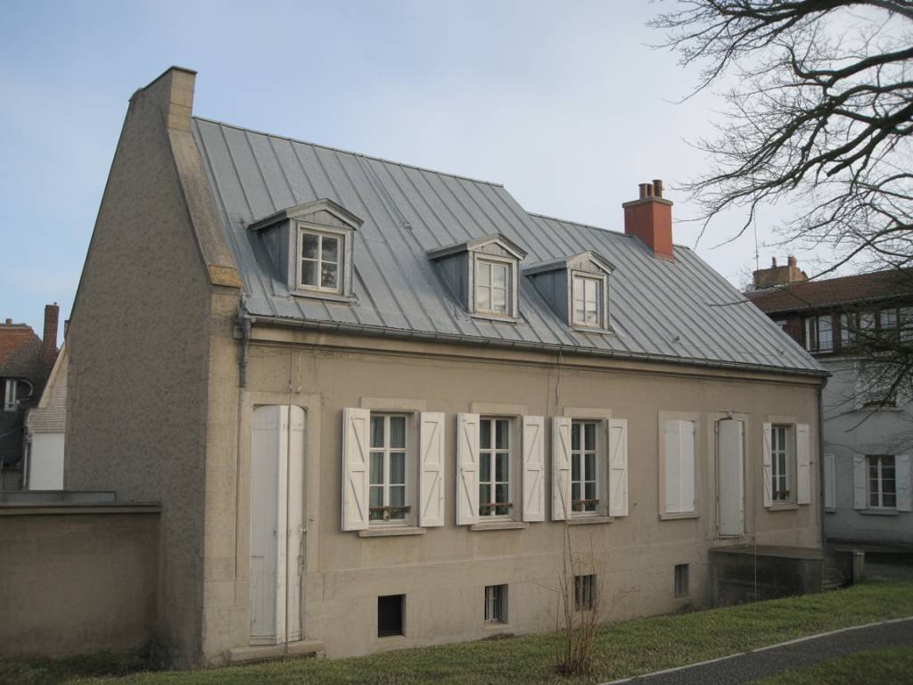 Comment combiner isolation thermique et gestion de l’humidité dans les bâtiments anciens : techniques durables et retours d’expérience